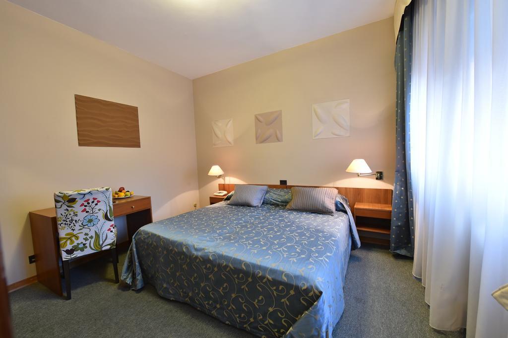 Ambra - The Only Lakeside In Hotel